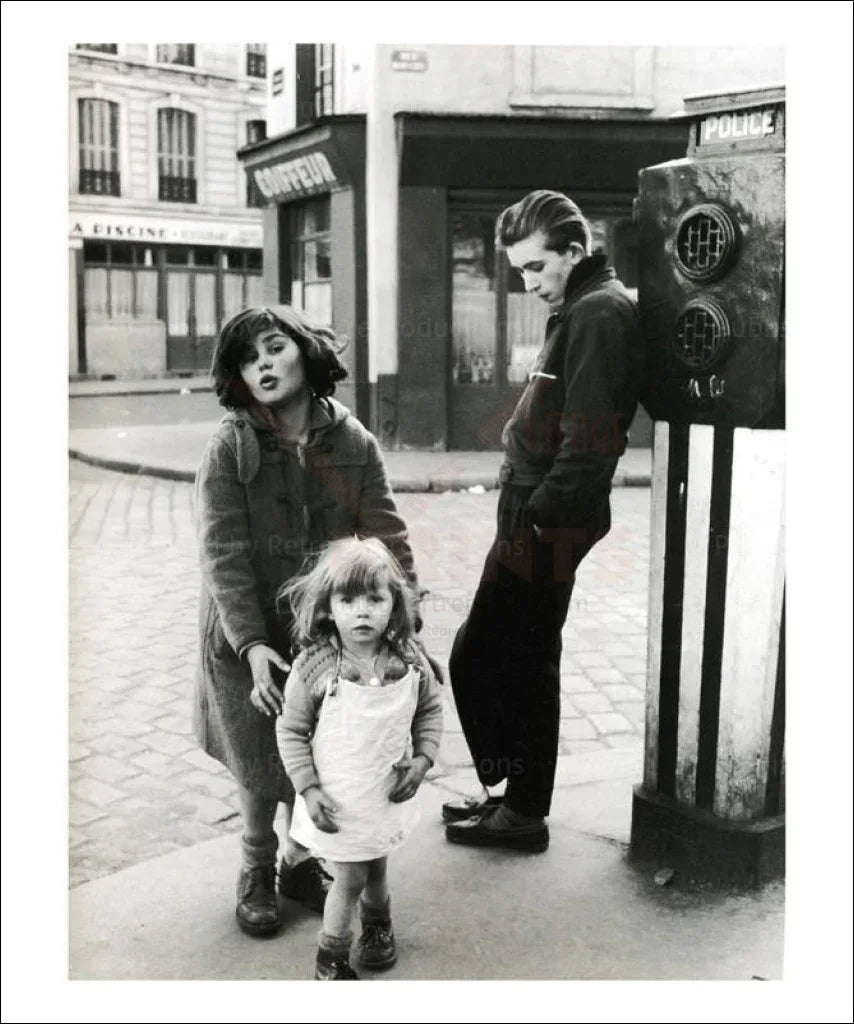 Family in Paris street 1940's - VINTAGEARTREPRINTS.COM