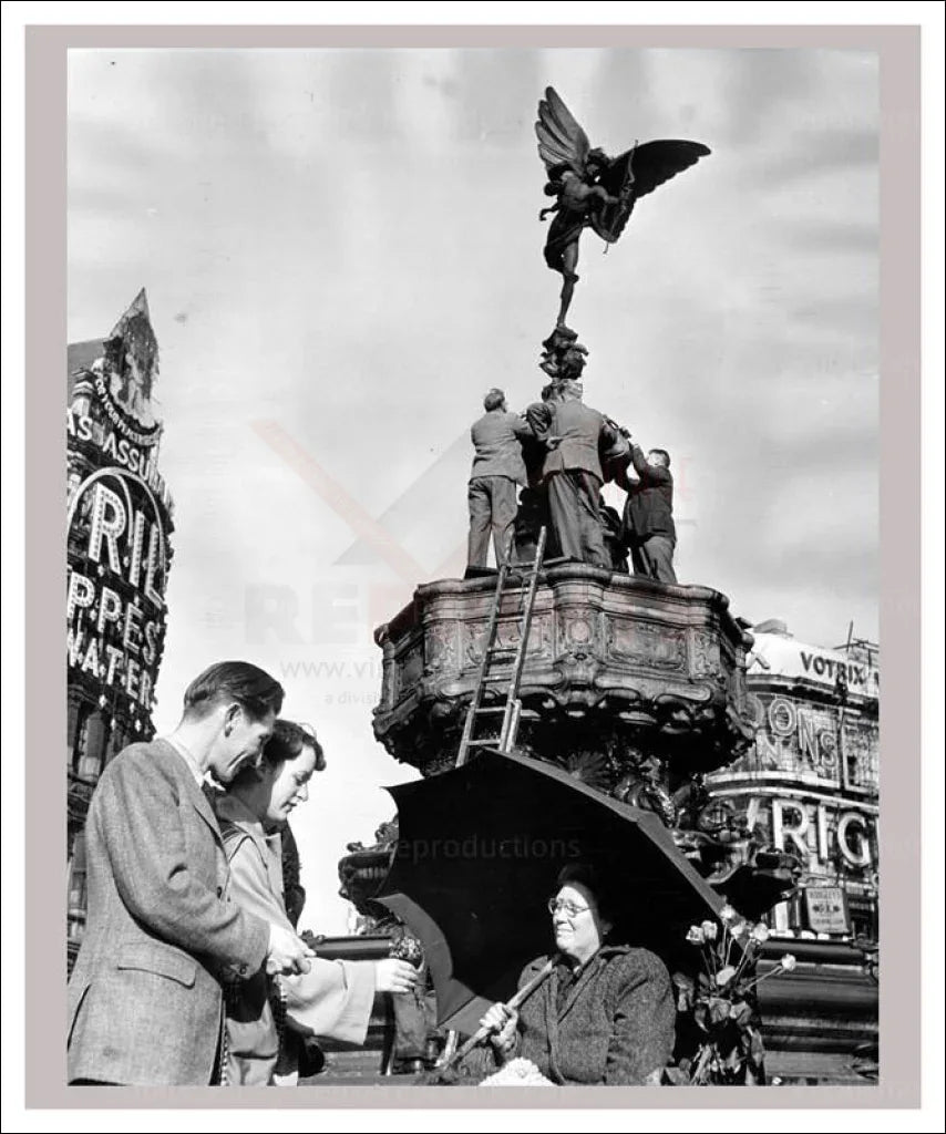 London Piccadilly Eros Fountain October 1959 - VINTAGEARTREPRINTS.COM
