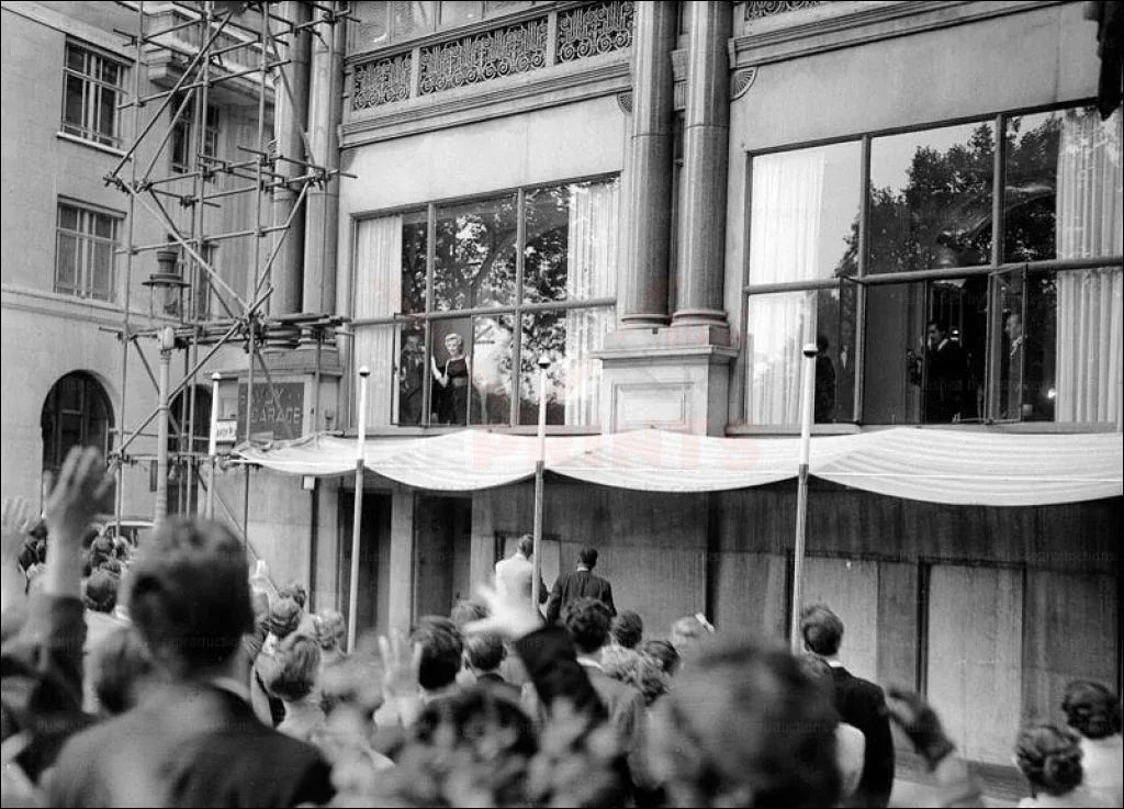 Marilyn Monroe born Norma Jeane Mortenson - VINTAGEARTREPRINTS.COM