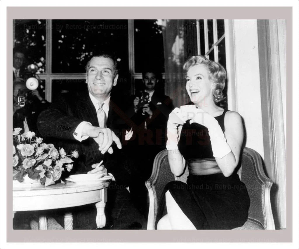 Marilyn Monroe and Laurence Olivier - VINTAGEARTREPRINTS.COM