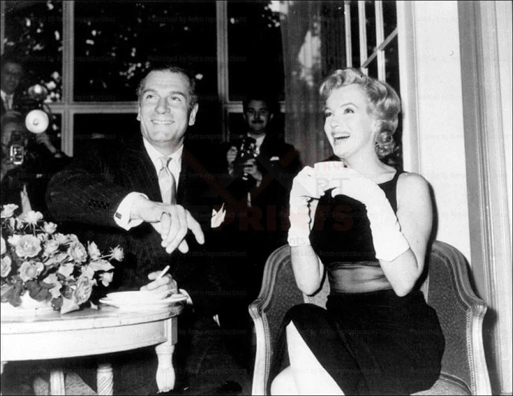 Marilyn Monroe & Laurence Olivier in London - VINTAGEARTREPRINTS.COM