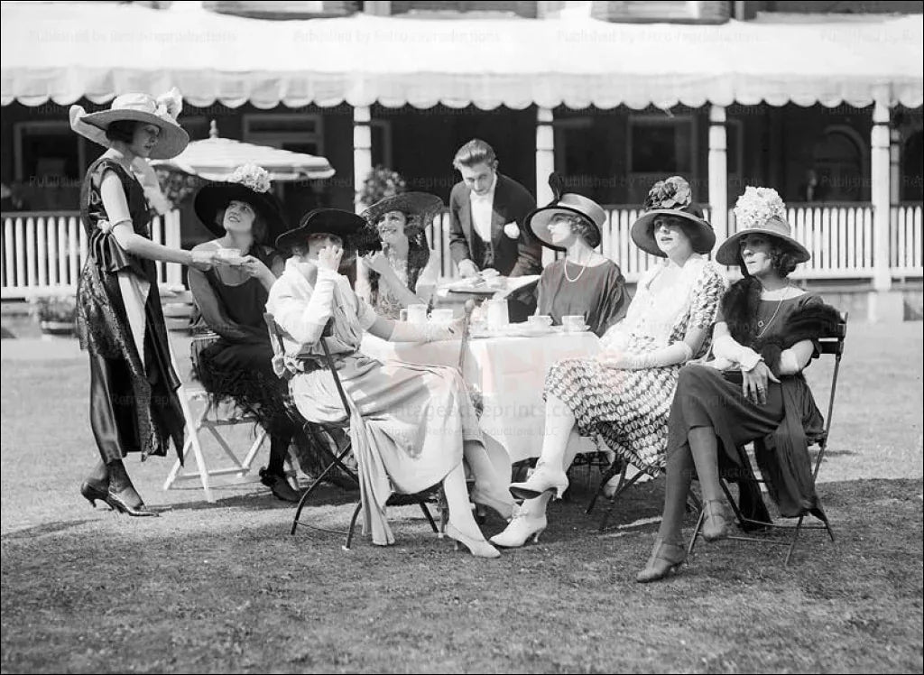American Socialites drinking tea, circa 1920 - VINTAGEARTREPRINTS.COM