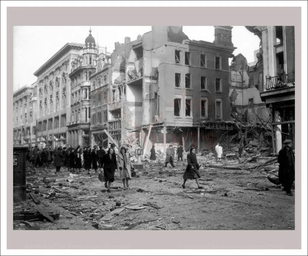 WWII London commuters - VINTAGEARTREPRINTS.COM