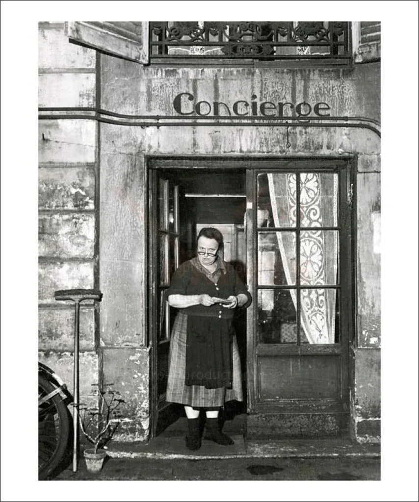 La Concierge Paris 1940's - VINTAGEARTREPRINTS.COM
