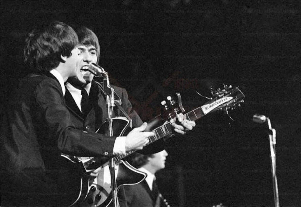 Paul McCartney and George Harrison in concert - VINTAGEARTREPRINTS.COM