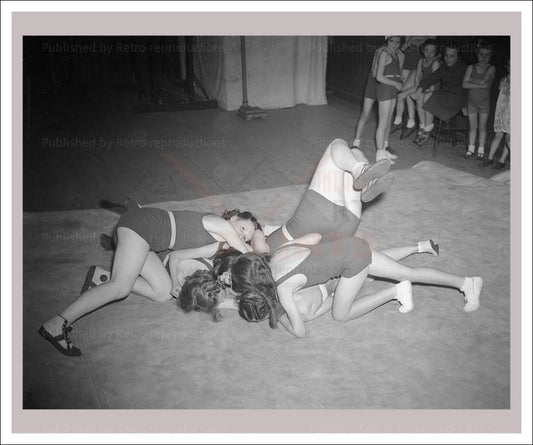 Vintage art prints, Women at War - Specials 1, WWII - Vintage Art, canvas prints